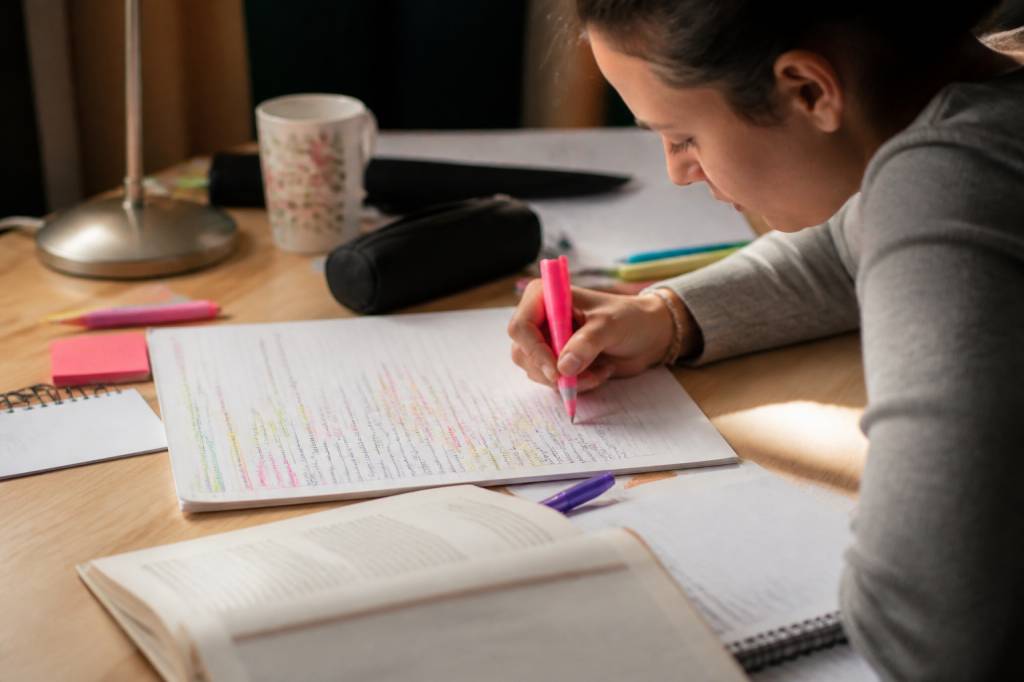 Comment faire une fiche de révision : techniques simples et utiles