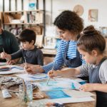 Les ateliers créatifs à tester pendant le week-end : activités pour petits et grands