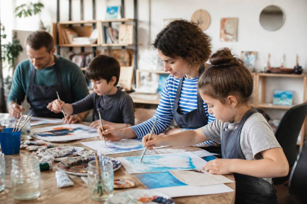 Les ateliers créatifs à tester pendant le week-end : activités pour petits et grands